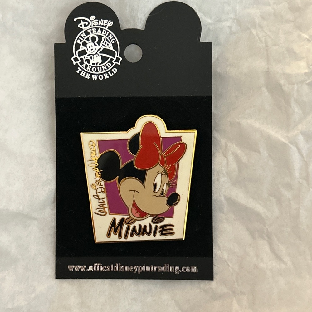 Walt Disney World Vintage Minnie Mouse Trading Pin New on Card